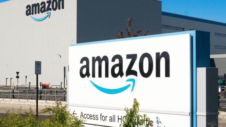 Verkkokauppa Amazonin aluevarasto Englannissa.