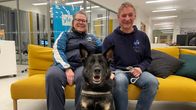 Para-ampuja Esko Karmala, avustaja ja valmentaja Tarja Sorri sekä opaskoira Redi.