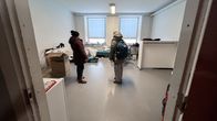 Hotelli Rakuunan johtaja Marisanna Ahola ja vaihto-opiskelija tutkailevat asuntolaksi muutettua vanhan varusmiesten majoituskasarmin tupaa Rakuunamäellä.