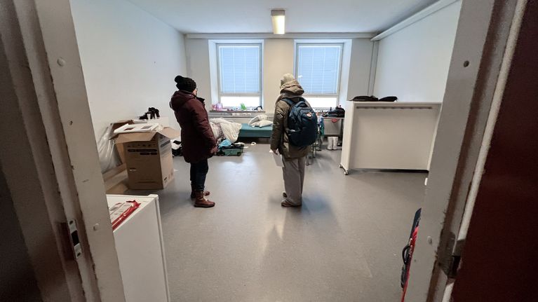 Hotelli Rakuunan johtaja Marisanna Ahola ja vaihto-opiskelija tutkailevat asuntolaksi muutettua vanhan varusmiesten majoituskasarmin tupaa Rakuunamäellä.