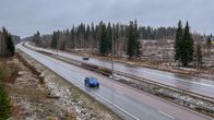 Vähän lunta viitostien pientareilla, sataa kevyesti räntää.
