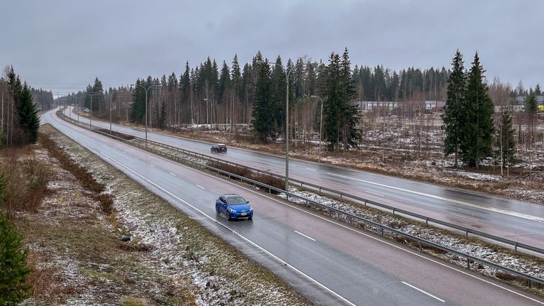 Vähän lunta viitostien pientareilla, sataa kevyesti räntää.