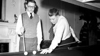 Legendaarinen snookerselostaja Clive Everton (vas.) kuvattuna nuoruusvuosinaan. Kuvassa Everton seuraamassa Brian Brookingin lyöntiä.