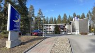 Hotelli Uusikuun parkkipaikalla on autoja aurinkoisena kevätiltana.