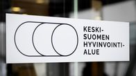 Keski-Suomen hyvinvointialueen tarra lasiseinässä.