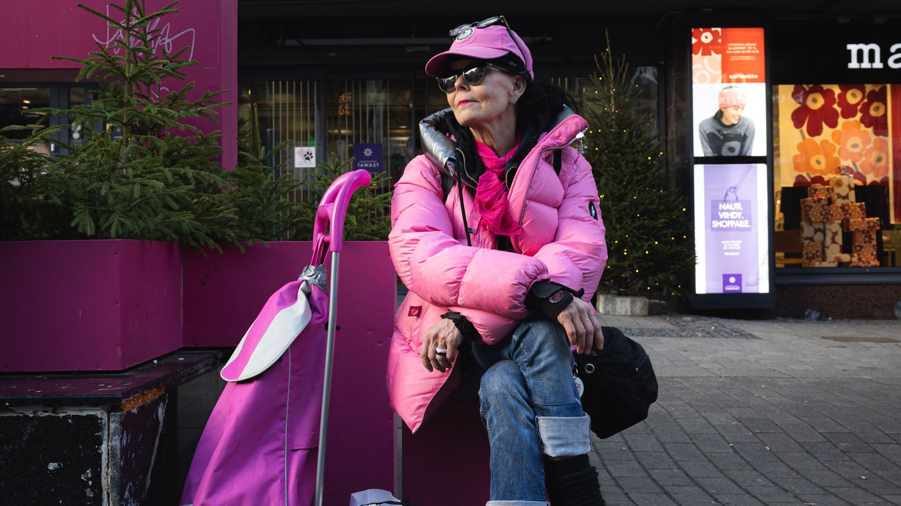 Minna-Marjaana Komulainen istuskelee Jyväskylän keskustassa.