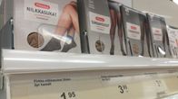 Pirkka-sukkahousuja kaupan hyllyllä. 