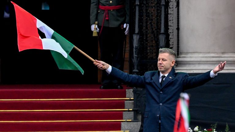 Péter Magyar heiluttaa lippua.