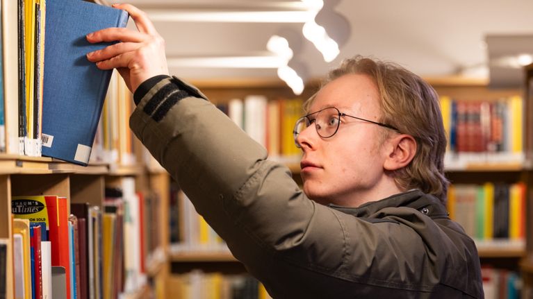 Diplomi-insinööri Jaakko Takala Aalto-yliopiston kirjastossa.