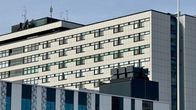 Kuvassa näkyy sairaalan rakennuksen moderni arkkitehtuuri.