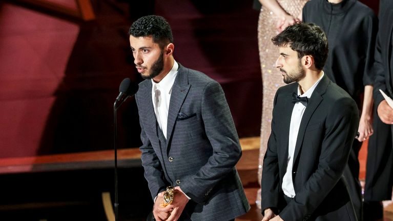 Basel Adra ja  Yuval Abraham seisovat lavalla Oscar-gaalassa.
