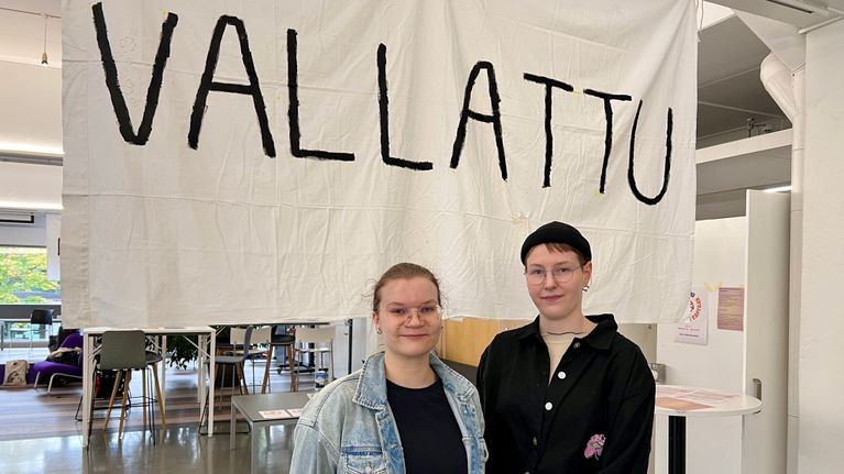 Salla Sinisammal ja Sanni Hujanen mielenosoituksessa Tampereen yliopiston Hervannan kampuksella 25.9.2023.