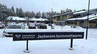 Kuvassa näkyy Joutsenon hyvinvointiasema talvisessa maisemassa. Lumipeitteinen kyltti kertoo rakennuksen nimen.