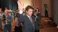 Vastavalittu kokoomuksen uusi puheenjohtaja Sauli Niinistö tervehtii kannattajiaan puoluekokouksessa Espoon Dipolissa elokuussa 1994.