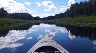 Kanootin nokka järven lahdella.