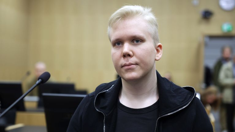 Aleksanteri Kivimäki oikeussalissa.