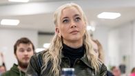 Sofia Virta kuuntelemassa puhetta kokouksessa.