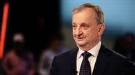 Hjallis Harkimo presidentinvaalien yksilötentissä Ylen studiotalossa.