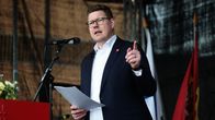 Antti Lindtman pitämässä puhetta.