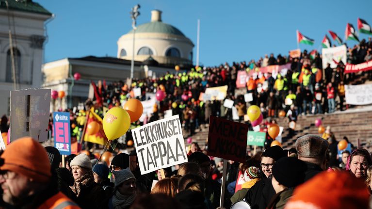Mielenosoittajia Senaatintorilla.