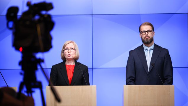 Terhi Järvikare (left) and Mika Niemelä (right), Director General of the ministry's Budget Department, 