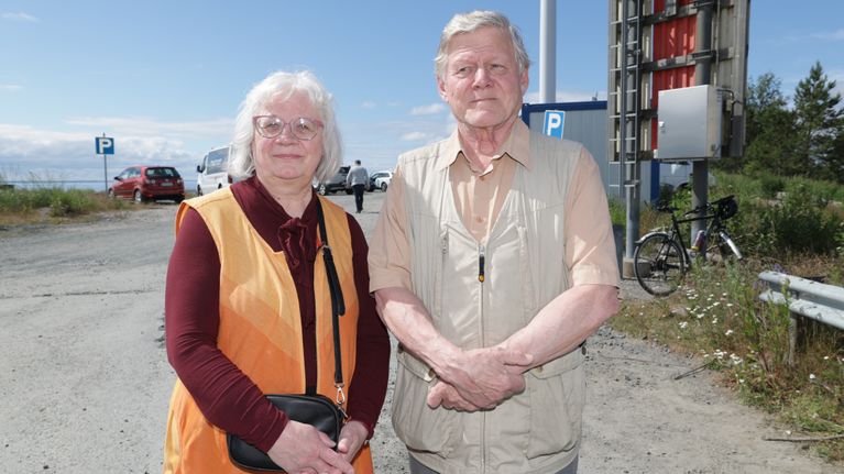 Maire ja Pertti Manninen ulkona.