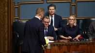 Antti Lindtman keskustelee Petteri Orpon kanssa.