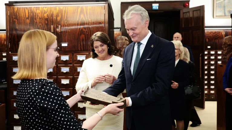 SKS:n pääsihteeri  Kati Mikkola antoi Liettuan presidentti Gitanas Nausėdalle kanteleen. 