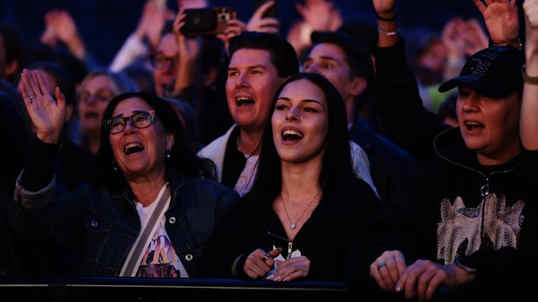 Katri Helenan jäähyväiskonsertin yleisöä Olympiastdionilla.