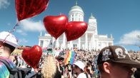 Senatstorget på en solig dag med många människor.