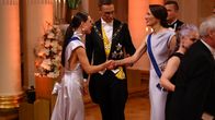 Sanna Marin ja Suzanne Innes-Stubb Linnan juhlissa lähes samanlaisissa asuissa.