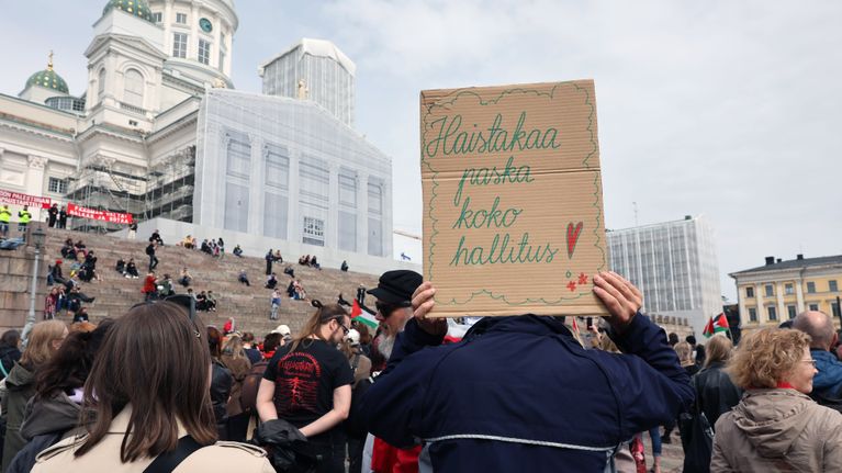 Hallituksenvastainen mielenosoitus Helsingissä: ”Nyt on pakko vaihtaa ...