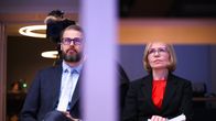  Mika Niemelä ja Terhi Järvikare istuvat mediatilassa.