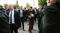 Ruotsin kruununprinsessa Victoria Loviisassa pieni kukkakimppu kädessään torstaina 21. syyskuuta.