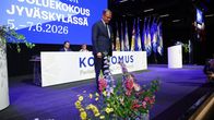 Petteri Orpo kumartaa lavalla.