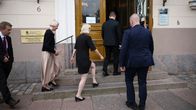 Riikka Purra ja Petteri Orpo astuvat sisään valtionneuvoston juhlaneuvostoon.