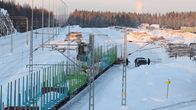 Kurkimäessä tapahtuneen onnettomuuspaikalla on poliiseja.