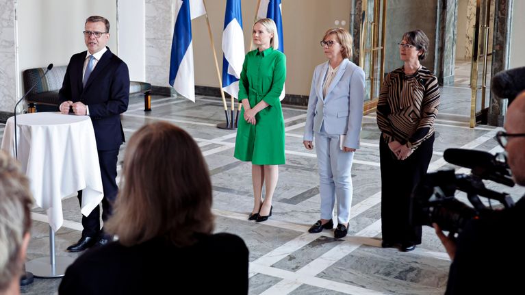 Kokoomuksen puheenjohtaja Petteri Orpo pitää puhettaan Eduskuntatalon Valtiosalin tiedotustilaisuudessa, jossa kerrotaan, mitkä puolueet osallistuvat Säätytalolla käytäviin varsinaisiin hallitusneuvotteluihin.