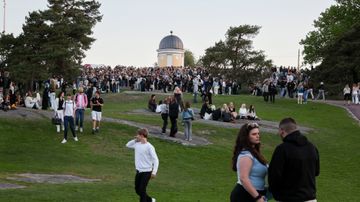 Nuoria juhlimassa Tähtitorninmäellä aurinkoisena kesäiltana.