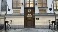 Vaasan hallintotalon ovi.