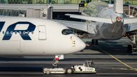 Finnairin lentokonetta siirretään Helsinki-Vantaan lentoasemalla