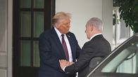 Trump vastaanotti Netanjahun Valkoisen talon ovella.