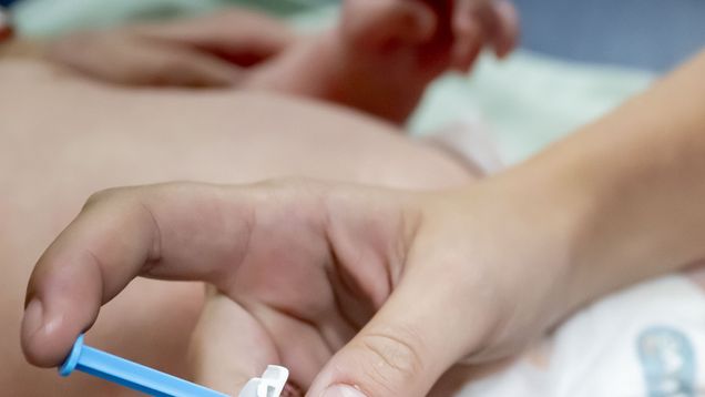 En baby som får ett vaccin.