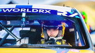 Föraren sitter i en rallycrossbil under en tävling kopplad till #WorldRX.