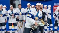 Aleksander Barkov med VM-pokalen våren 2026.