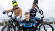 Joona Tuulaskoski (Tomi), keskellä Veeti Salmi (Lukas), oikealla Sun Prompanchai (Daro) bmx-pyörineen.