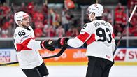 Sveitsin Theo Rochette (oik.) juhlii maaliaan Itävallan verkkoon MM-pistepörssin kärjessä olevan Sven Andrighetton kanssa 20.5.2026.    