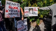 Mielenosoittajat protestoivat Nowakin puolesta Southamptonissa tiistaina.