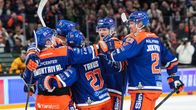 Tappara firar ett mål.