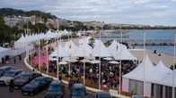 Yleiskuva Cannesin elokuvajuhlien festivaalialueesta merenrannassa.